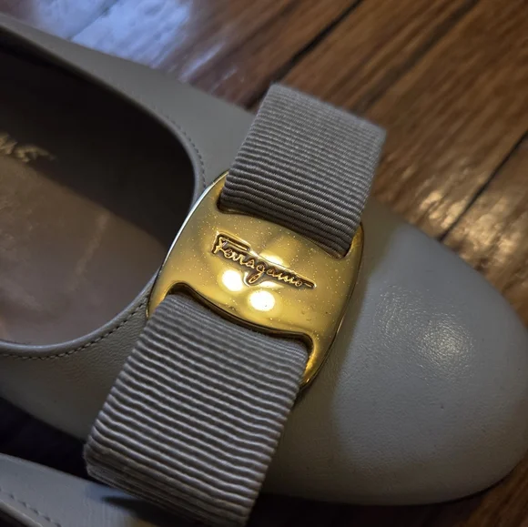 Salvatore Ferragamo Cream Varina Bow Leather Flats with Gold Hardware - Picture 3 of 9